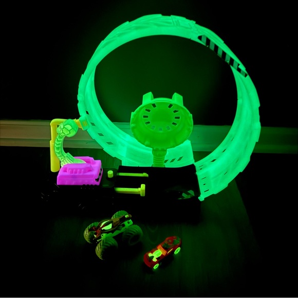 Hot Wheels Monster Trucks Glow in The Dark Epic Loop Challenge Playset - Picture 5 of 5